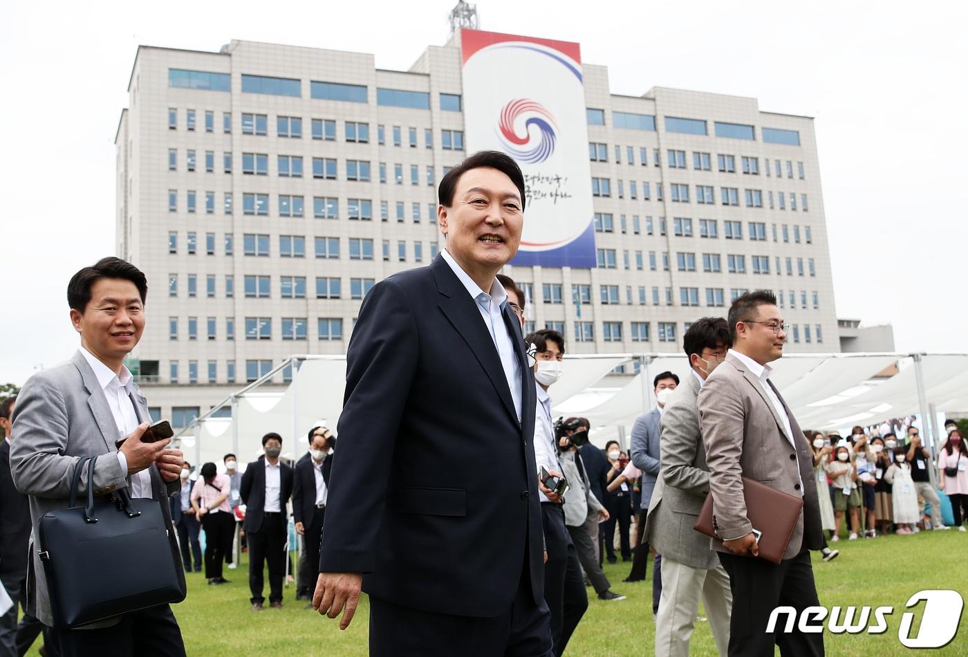 윤석열 대통령이 2022년 6월 19일 오후 용산 대통령실 청사 앞 잔디마당에서 열린 대통령실 이전 기념 어린이·주민 초대 행사&#40;부제: 안녕하세요! 새로 이사 온 대통령입니다&#41;에서 지역 소상공인들이 차린 부스를 둘러보고 있다. 대통령실사진기자단 2022.6.19/뉴스1 ⓒ News1 오대일 기자
