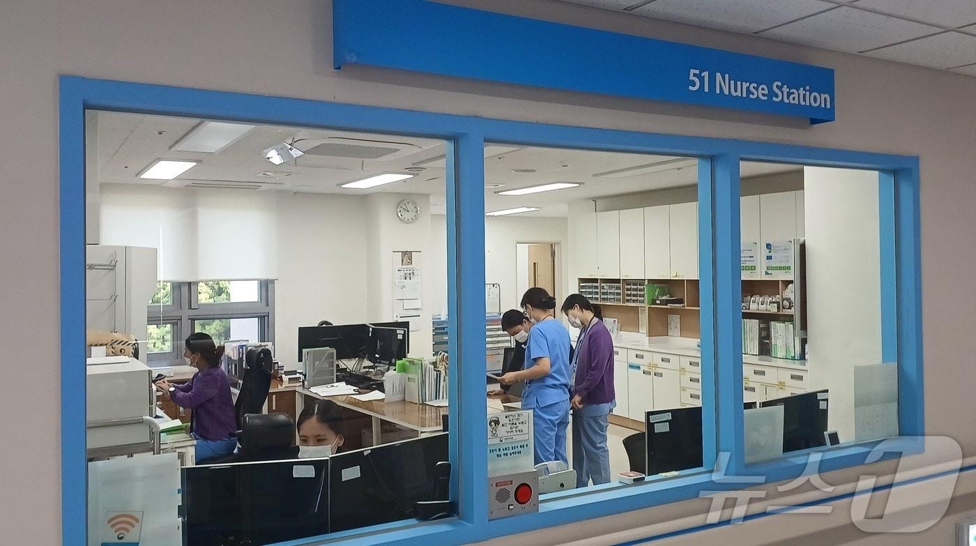 5일 경남 창원시 마산합포구에 위치한 국립마산&#40;결핵&#41;병원에서 간호사들이 결핵 환자에 대한 간호계획을 세우고 있다/질병청 제공