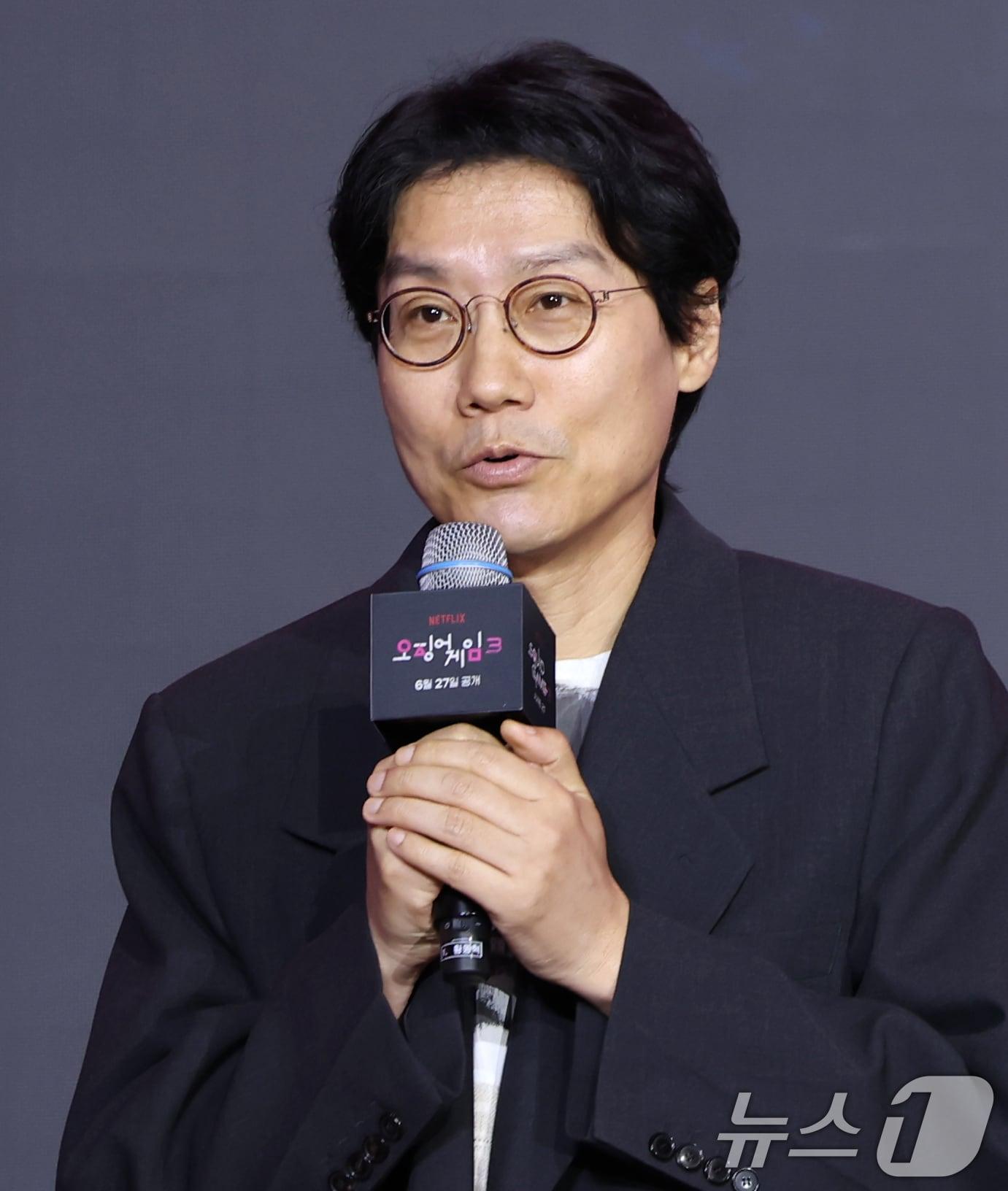 본문 이미지 - 황동혁 감독이 9일 서울 용산구 서울드래곤시티에서 열린 넷플릭스 시리즈 &#39;오징어 게임&#39; 시즌3 제작발표회에서 인사말을 하고 있다. &#39;오징어 게임&#39; 시즌3은 자신만의 목적을 품고 다시 참가한 게임에서 가장 친한 친구를 잃고 만 ‘기훈’과, 정체를 숨긴 채 게임에 숨어들었던 프론트맨, 그리고 그 잔인한 게임 속에서 살아남은 참가자들의 마지막 운명을 그린 이야기​다. 2025.6.9/뉴스1 ⓒ News1 권현진 기자