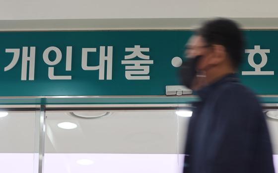 투자 미루는 기업들…시설자금 대출 여전히 반토막