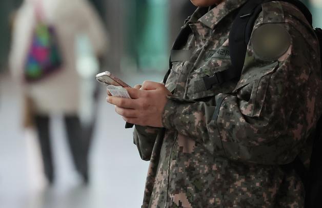"외출 허가 '분' 단위로·불법 도박 교육 의무화"…군 기강 단속