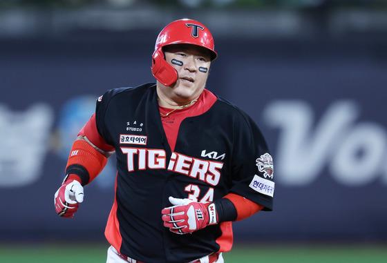KIA 최형우, 5월 월간 MVP…최다·최고령 수상 신기록