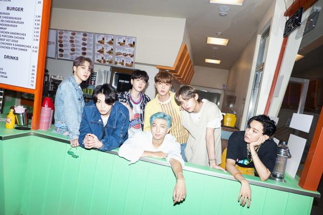 방탄소년단, 제이홉 공연서 7人 완전체 뭉쳤다…슈가도 객석서 등장