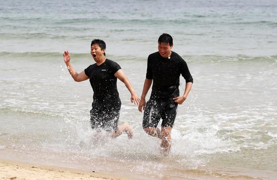 낮 최고·체감 31도 '후끈'…일부 지역에선 강풍까지 [내일날씨]